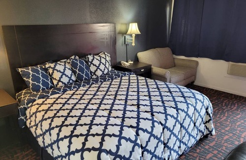 Hutchinson Hotel | Coratel Inn & Suites by Jasper Hutchinson - 1 King Suite with Sofa NS
