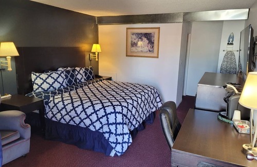 Hutchinson Hotel | Coratel Inn & Suites by Jasper Hutchinson - 1 King Suite with Sofa NS