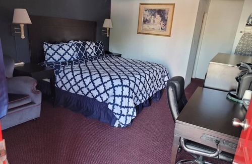 Hutchinson Hotel | Coratel Inn & Suites by Jasper Hutchinson - 1 King Suite with Sofa NS