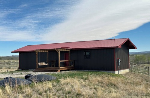 Lander Cottage | Cottontail Cottage-Peaceful 1-bedroom cottage with AC in charming Lander