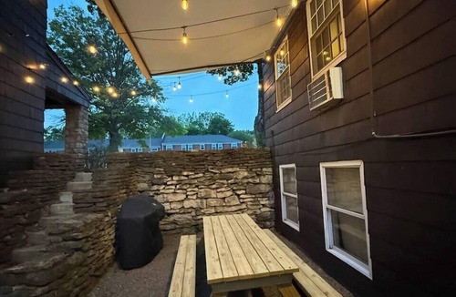 South Hyde Park House | Country Club Plaza Treehouse - Walkable to Nelson