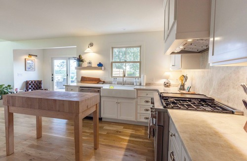 Wea House | Country Hilltop Retreat on 9.5 Acres Near KC & Overland Park Sleeps 10
