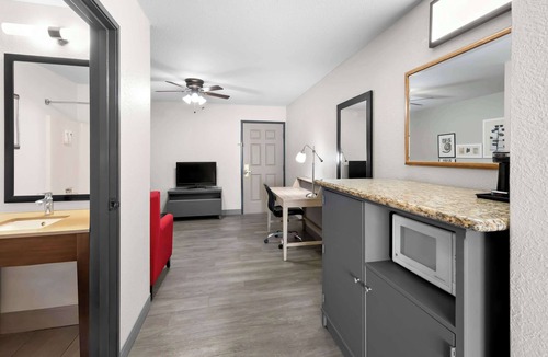Topeka Hotel | Country Inn & Suites by Radisson, Topeka West, KS