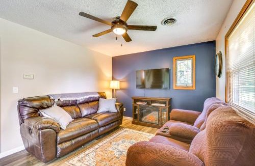 Chapman House | Countryside Escape 14 Mi to Milford & Geary Lakes!