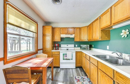 Chapman Cottage | Countryside Escape 14 Mi to Milford & Geary Lakes!
