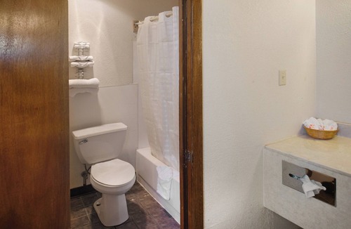 Guymon Hotel | Couple’s Retreat: 3 Rooms with Free Parking & Nearby Attractions!