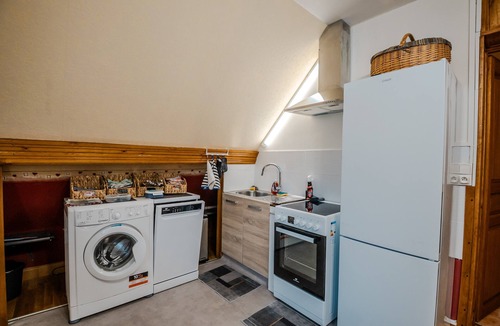 Courseulles-sur-Mer Apartment | 'Courseulles Comme À La Maison' Apartment with Private Terrace and Wi-Fi