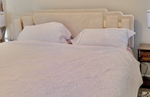 Aurora Bed & Breakfast | Cozy 1-bedroom bed & breakfast in charming Aurora with AC