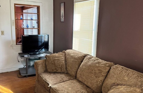 Falls City Cottage | Cozy 1-bedroom cottage in soothing Falls City with AC