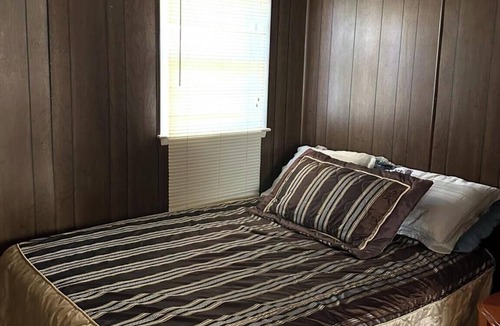 Falls City Cottage | Cozy 1-bedroom cottage in soothing Falls City with AC