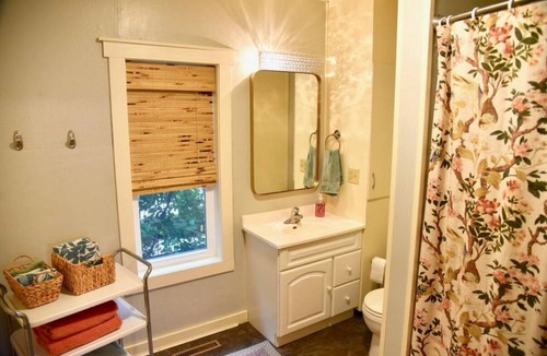 Pierre House | Cozy 2-bedroom bungalow with a river view near downtown