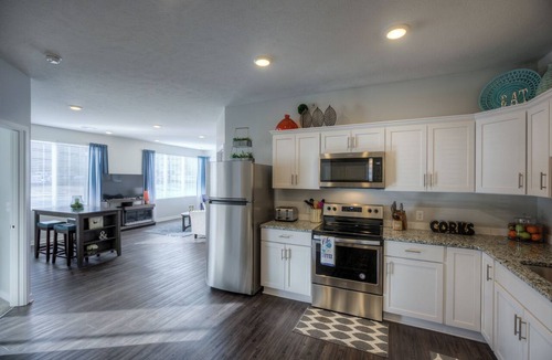 Midtown Condo | Cozy 2-Bedroom Condo in Vibrant Urban Omaha with Convenient Designated Parking