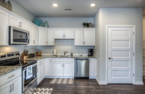 Midtown Condo | Cozy 2-Bedroom Condo in Vibrant Urban Omaha with Convenient Designated Parking
