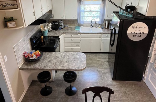 McPherson House | Cozy 2-bedroom home near McPherson College/park with HUGE yard- NO CLEANING FEES