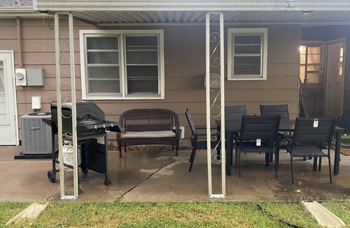 McPherson House | Cozy 2-bedroom home near McPherson College/park with HUGE yard- NO CLEANING FEES
