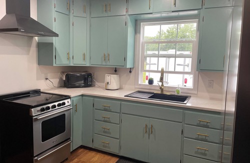 Hayes House | Cozy 2-bedroom house in Lakeside IA. Just a 3 minute walk from the lake.
