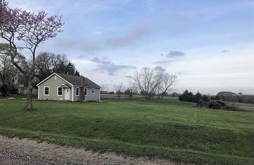 New Century House | Cozy 2-bedroom house in tranquil Eudora Kansas. Close to FIFA World Cup venues!