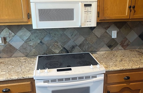 Shawnee House | Cozy 2-bedroom house in fantastic Shawnee!