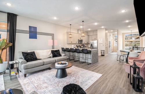 Dundee-Happy Hollow Historic District House | Cozy 2-bedroom townhome in charming Omaha