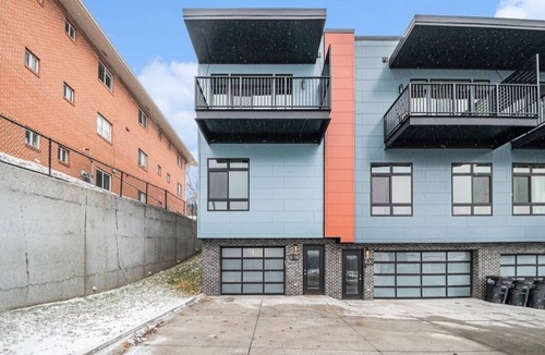 Dundee-Happy Hollow Historic District House | Cozy 2-bedroom townhome in charming Omaha