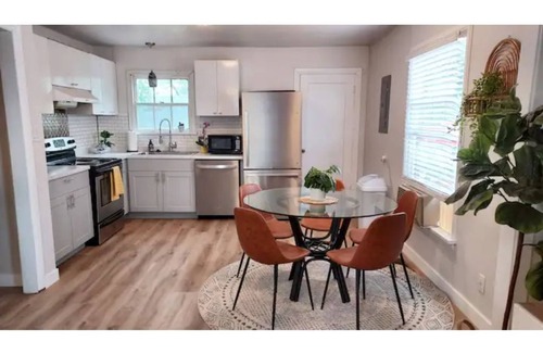 Vernal House | Cozy 2 Bedroom with Mid-Century & Farmhouse Vibes