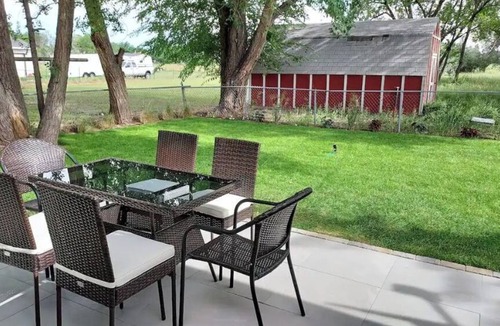 Vernal House | Cozy 2 Bedroom with Mid-Century & Farmhouse Vibes