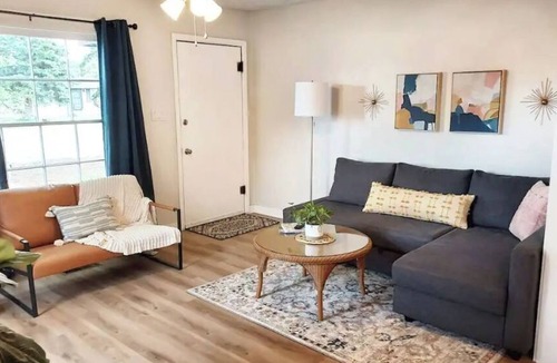 Vernal House | Cozy 2 Bedroom with Mid-Century & Farmhouse Vibes