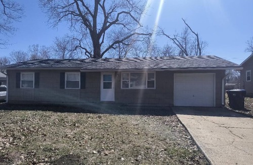 Topeka House | Cozy 3-bedroom house near I-70. Close to downtown Topeka and Lake Shawnee.