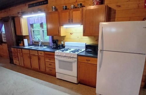 Moravia Cabin | Cozy 4-bedroom cabin close to Rathbun lake with AC comfort