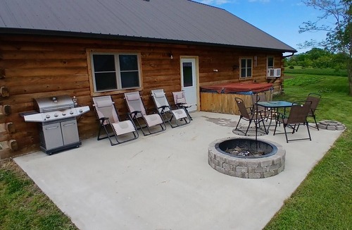 Moravia Cabin | Cozy 4-bedroom cabin close to Rathbun lake with AC comfort