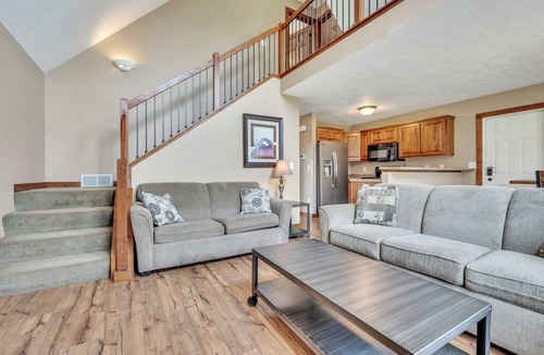 Arnolds Park Cabin | Cozy Bridge Bay Cabin with Private Back yard