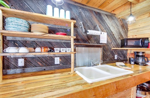 Lake Agnes Cabin | Cozy Cabin for 8 Near Steamboat with Hot Tub Access + Pet Friendly