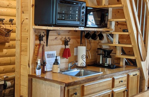 West Union Cabin | Cozy Cabin-real log cabin stay. Loft bed, woodsy decor, clean & cozy!