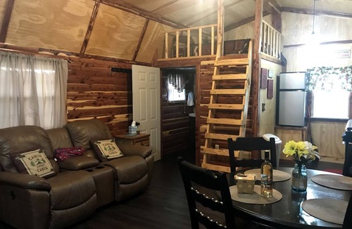 Hughes County Cabin | Cozy Cabin Rental on Vineyard in Allen, Oklahoma