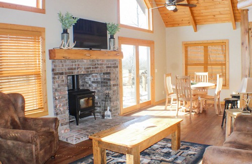 Deer Cabin | Cozy cabin w/firepit - 3 mi from Glory Hole!