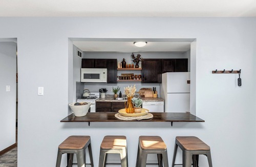 Des Moines House | Cozy & Central Sleeps 6 Walk to Shops and Dining