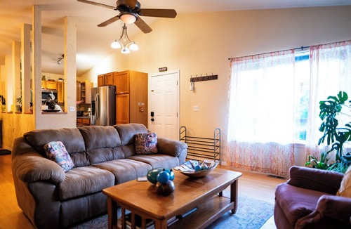 Frederick House | Cozy CO Casa: Eco & Pet Friendly—Sleeps up to 8, Remote Work Hub, Rec Center