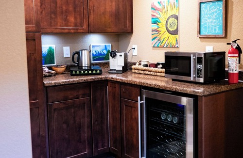 Frederick House | Cozy CO Casa: Eco & Pet Friendly—Sleeps up to 8, Remote Work Hub, Rec Center