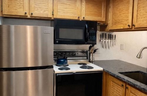 Brian Head Condo | Cozy condo with Pool, Jacuzzi, Sauna, & Fitness Center. Minutes to either lift!