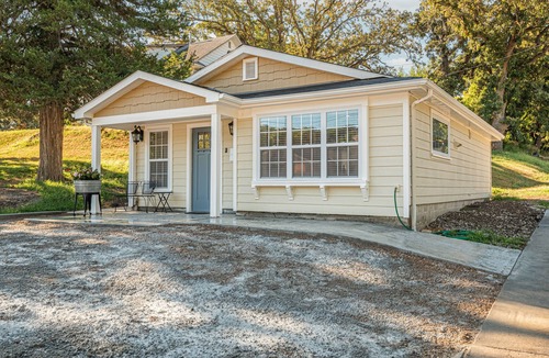 Cass County Cottage | Cozy Cottage in the heart of Louisville, NE