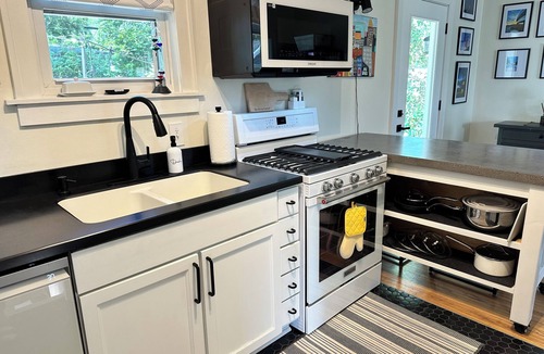 University Heights House | Cozy cottage just five minutes walk to Kinnick Stadium & UI Hospitals & Clinics!
