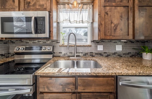 Wichita Cottage | Cozy Cottage within minutes of the airport, Zoo, and restaurants.