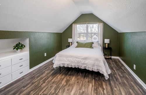 Wichita Cottage | Cozy Cottage within minutes of the airport, Zoo, and restaurants.