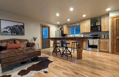 Florissant House | Cozy, country mountain getaway - Great for every season with hot tub!