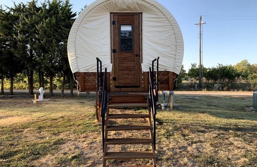 Beaumont House | Cozy Covered Wagon for a Unique Glamping Experience in Beaumont, Kansas