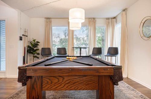 Millard House | Cozy & Elegant Gem Fenced Yard BBQ & Games