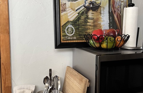 Laramie Apartment | Cozy European Cafe Style Downstairs Full Apt. - 1 Block to UW - No SMKG, No Pets