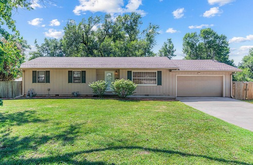 Joplin House | Cozy Family-Friendly Boho Home in Joplin - Central Location!