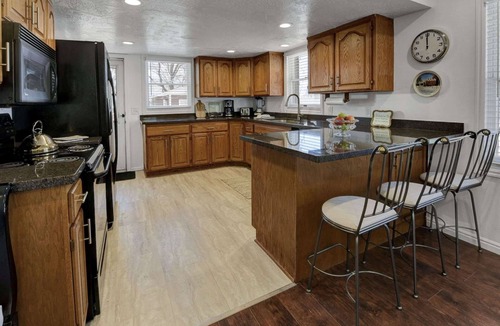Draper House | Cozy farmhouse near Mountains: Free Ski Rental, Large Deck, ideal location for outdoor exploration!
