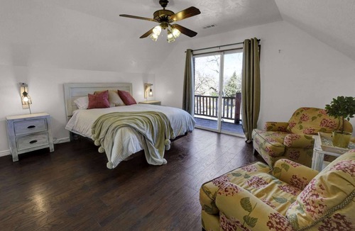 Draper House | Cozy farmhouse near Mountains: Free Ski Rental, Large Deck, ideal location for outdoor exploration!